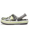 Crocband Clogs med kamouflage-tryck ”Grey Black Yellow”