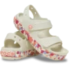 Crocband™ Cruiser Glow Confetti-bandsandal för barn. Crocband™ Cruiser Glow Confetti-bandsandal för barn.