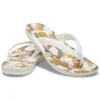 Crocband-flip-flops med tryck ”White Tan”