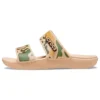 Klassiska Crocs-tryckta kamouflage ”Tan Green”