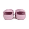 Klassiska små rosa Crocs-sandaler