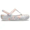 Sandaler med vita blommor