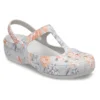 Sandaler med vita blommor